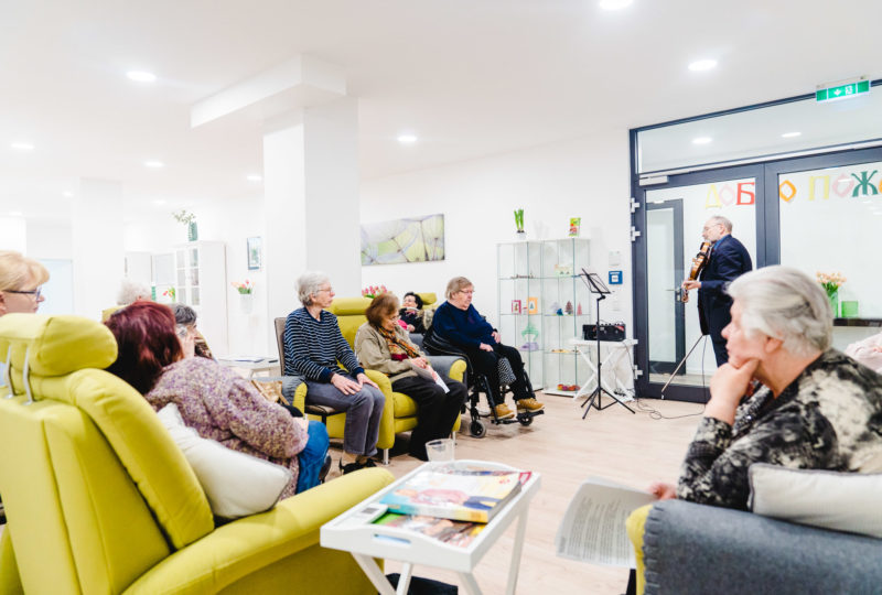 Unterhaltung in unseren Aufenthaltsräumen Tagespflege Burtscheid, Pflegedienst Aachen